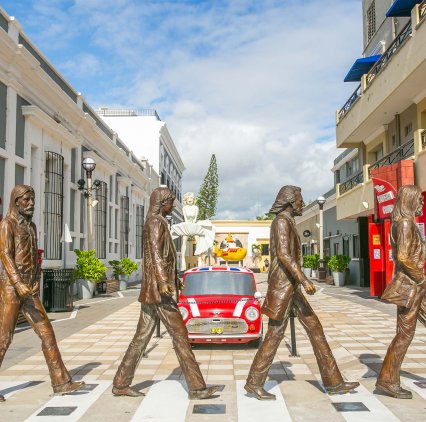 Esculturas de los Beattles en callejon Liverpool Mazatlán