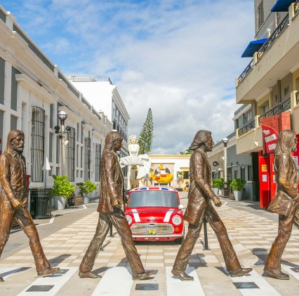 Esculturas de los Beattles en callejon Liverpool Mazatlán