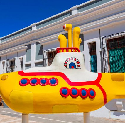 Submarino amarillo en callejon Liverpool Mazatlán