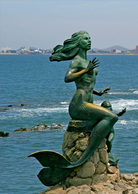 Bellos monumentos frente al malecón de Mazatlan